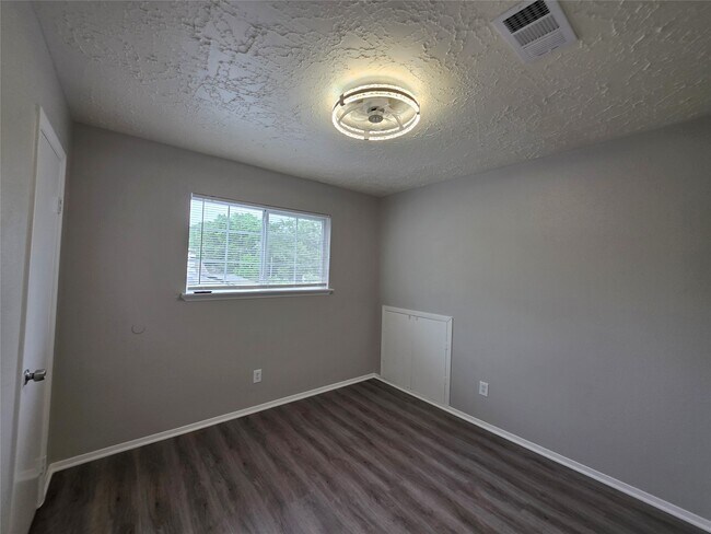 Building Photo - 507 Leicester Ln