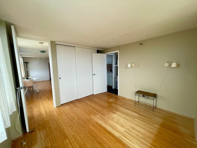 Building Photo - 1 Bedroom/1Bathroom/1Parking Unit Available Soon in Century Park Plaza!