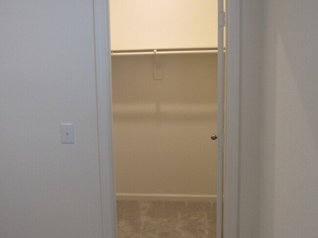 Building Photo - 2300 Plantation Dr