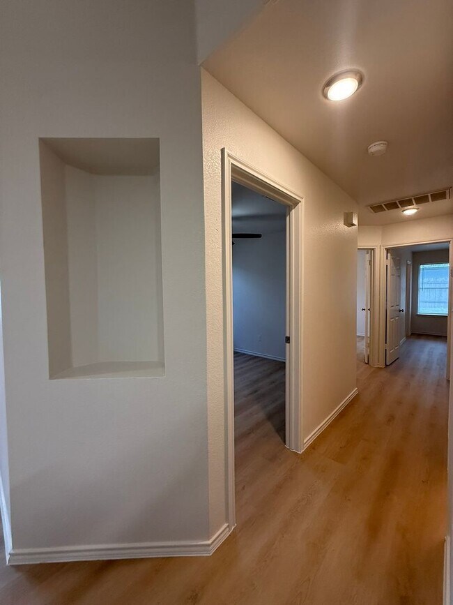 Building Photo - Tohara Properties1 (1209 Armadillo Rd)