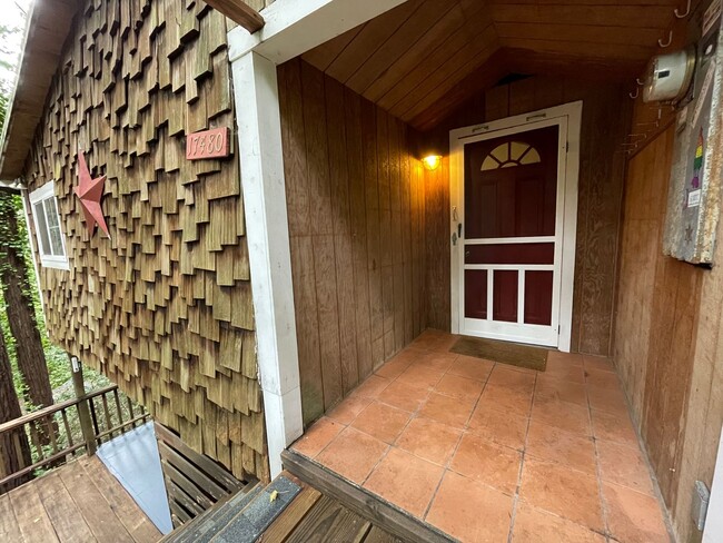 Building Photo - One bedroom Private Hilltop home washer, d...