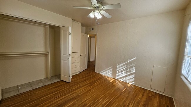 Building Photo - SE Cute 2 Bedroom 1 Bath Home.