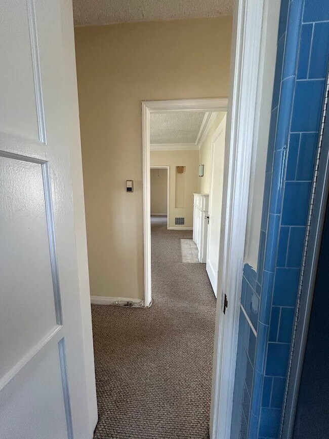 Building Photo - 1062 Masselin Ave