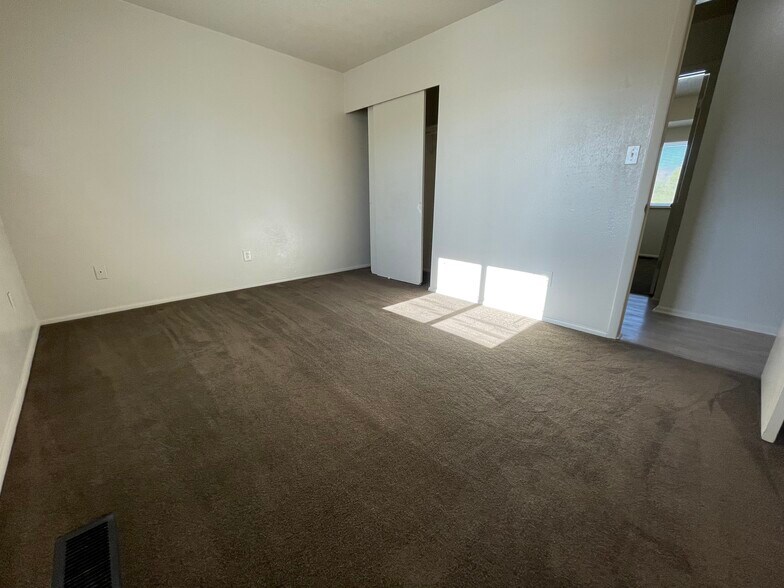 Building Photo - 264 E 100 N