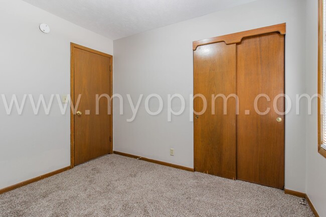 Building Photo - Beautiful 3 Bedroom / 2.5 Bath | 120th and...
