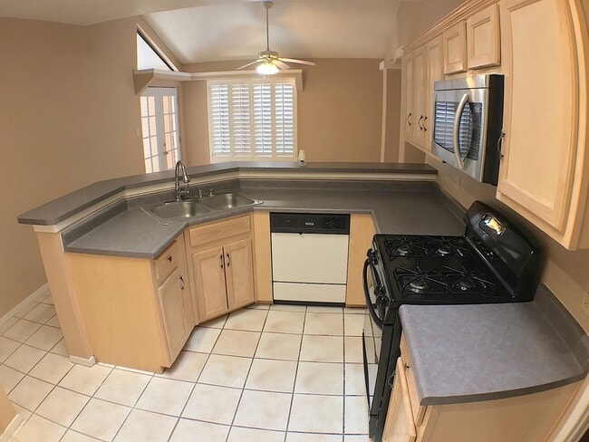 Building Photo - North Hills 3 Bed Refrig A/C!