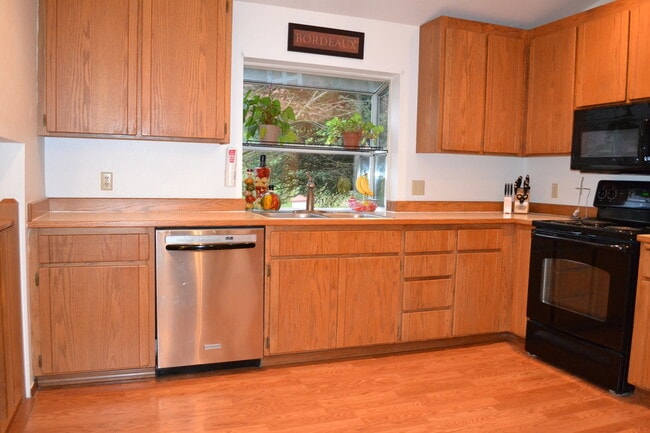 Building Photo - Federal Way tri-level rental home - 3 bedroom plus den, 3 bathrooms, 2 car garage!  Ready for lea...