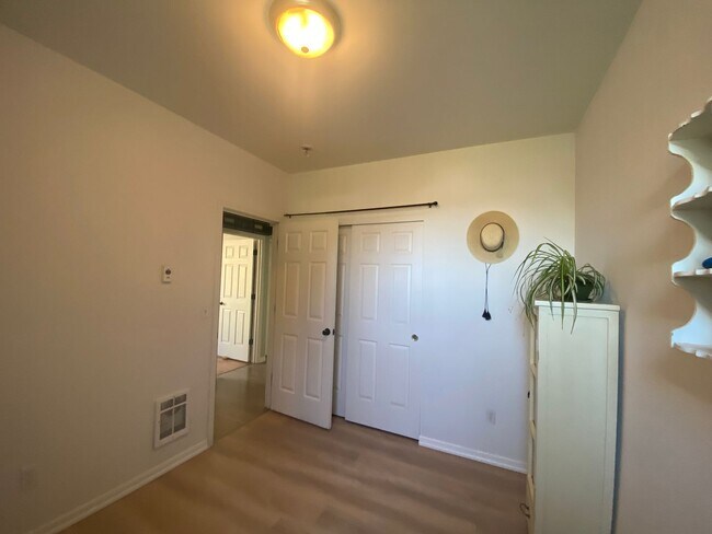 Building Photo - Single level home located in Redmond!  RV ...