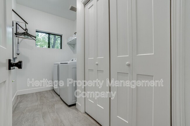 Building Photo - 211 Gibson