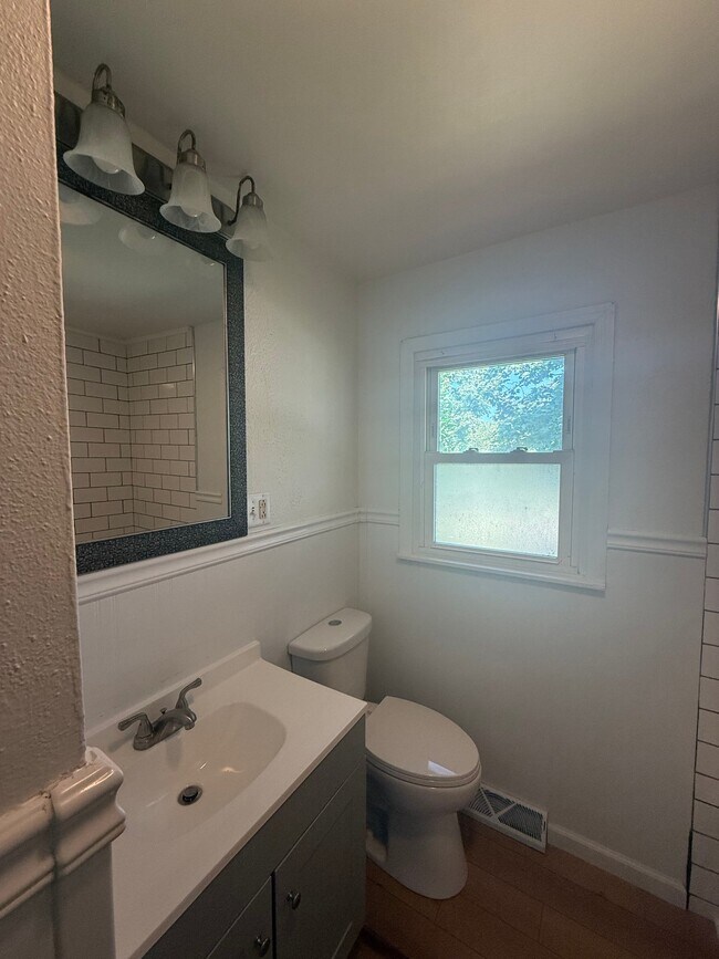 Building Photo - 1301 Koch St