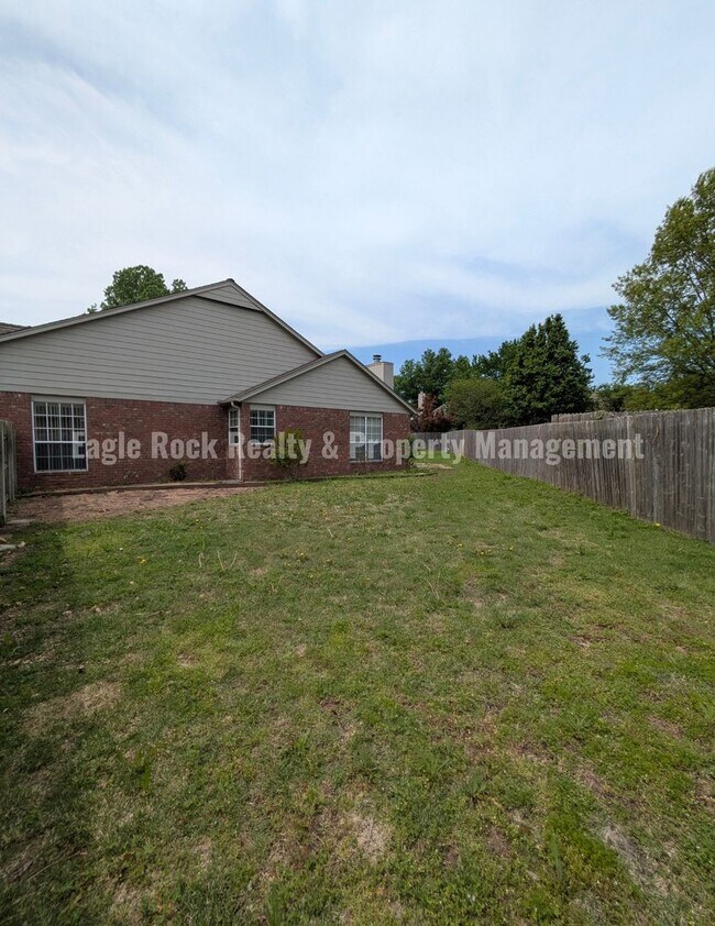Building Photo - 1304 N Umbrella Ave