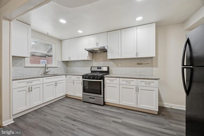 Building Photo - 255 Sherbrook Blvd