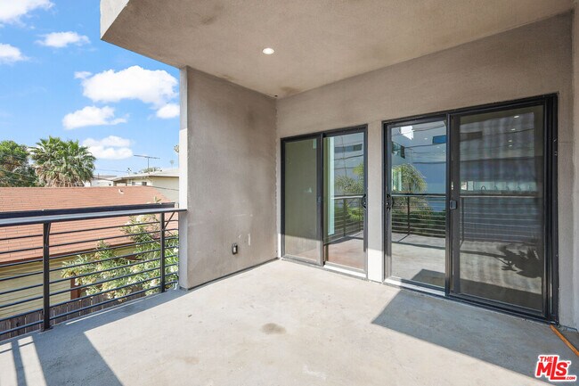 Building Photo - 818 N Hobart Blvd