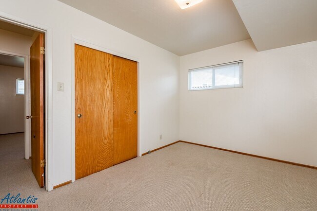 Building Photo - Lovely Home | Nice Backyard | Attached Garage
