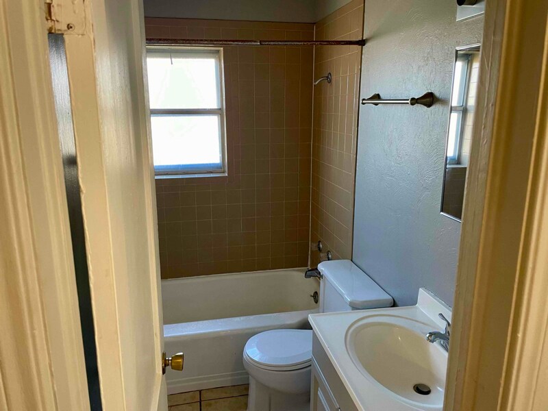 Building Photo - 1006 E Campbell St