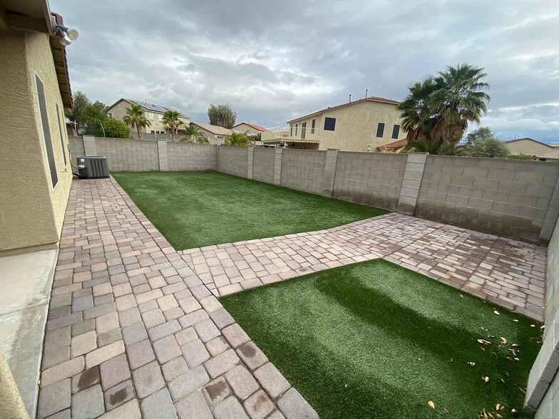 Building Photo - 9324 N Red Diamond Ave