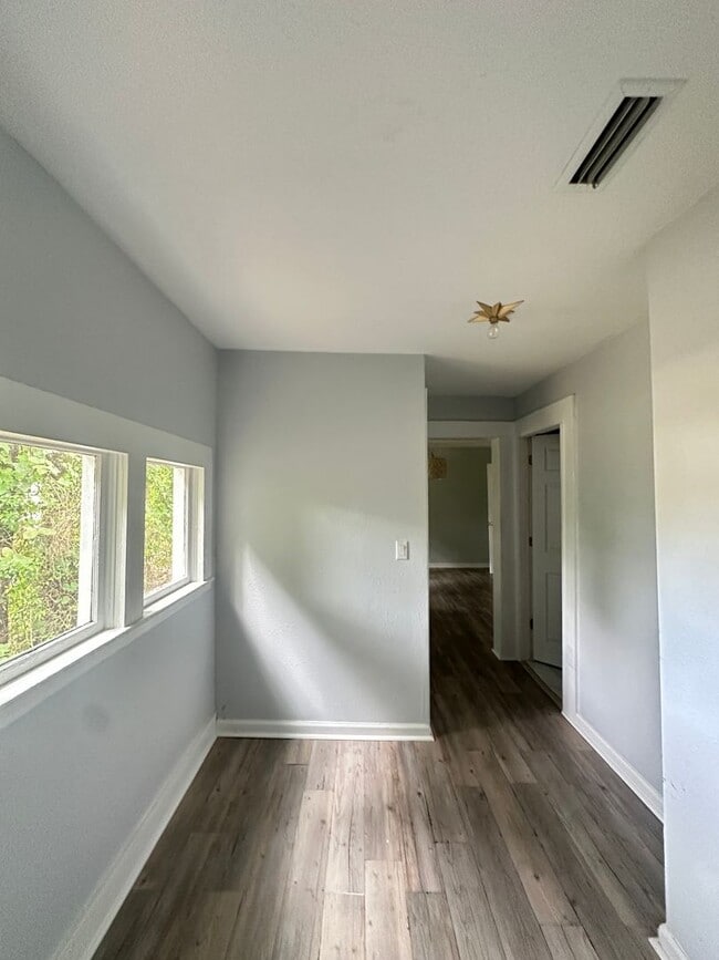 Building Photo - 410 Glover Ave