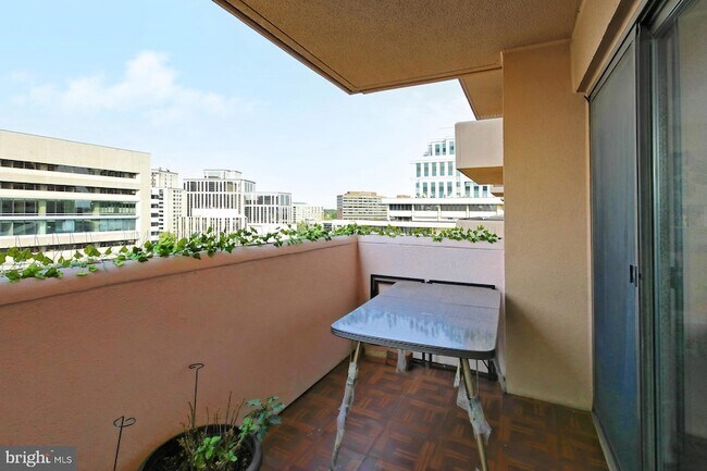 Building Photo - 1301 N Courthouse Rd