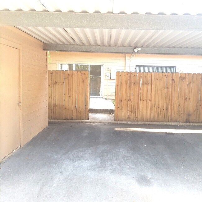 Building Photo - 7700 Creekbend Dr