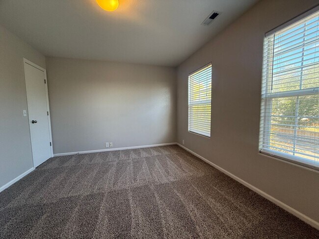 Building Photo - Stylish Comfort and Modern Living in the H...