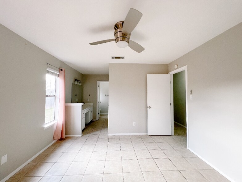 Building Photo - 1602 Dale Cove