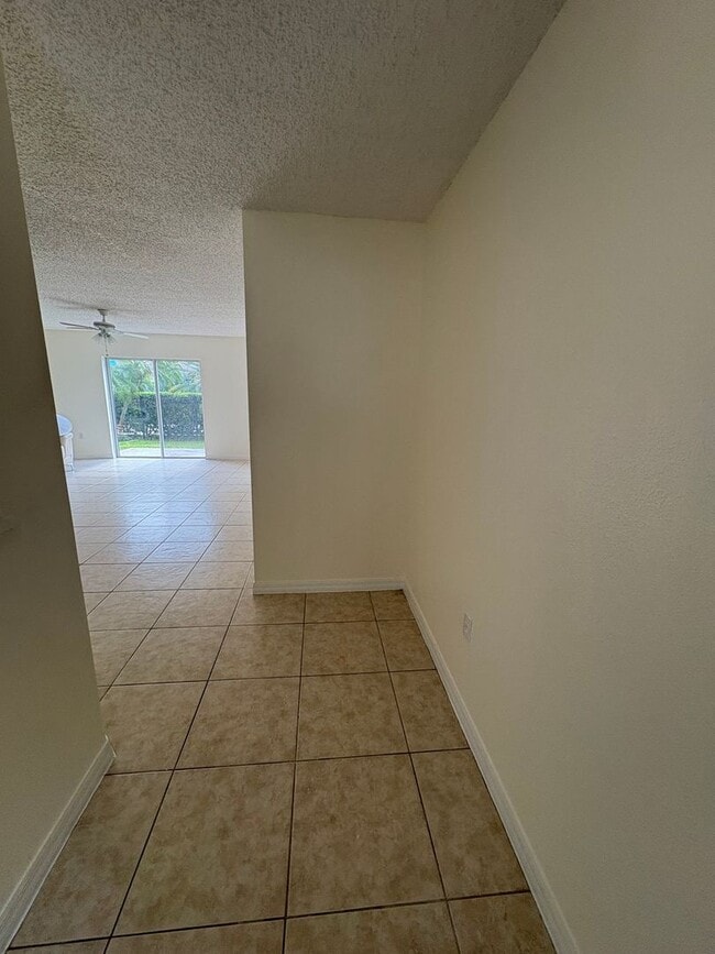 Building Photo - For Rent: 3 Bed / 2.5 Bath Townhome in Ash...