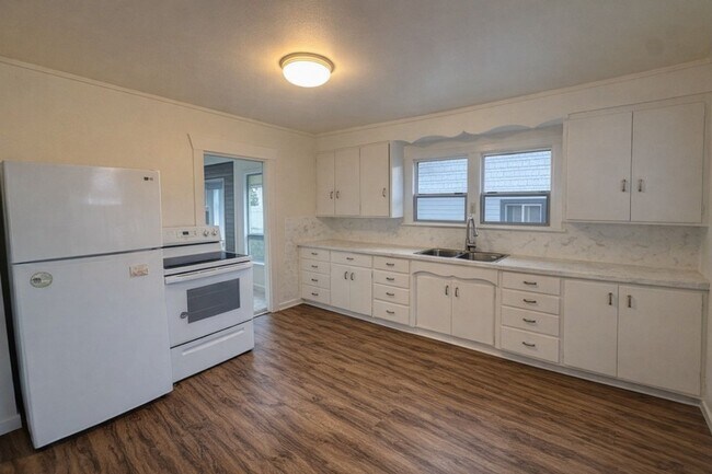 Building Photo - 811 N 3rd St