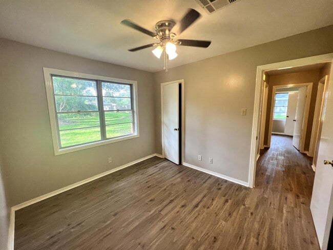 Building Photo - 703 Camellia Dr