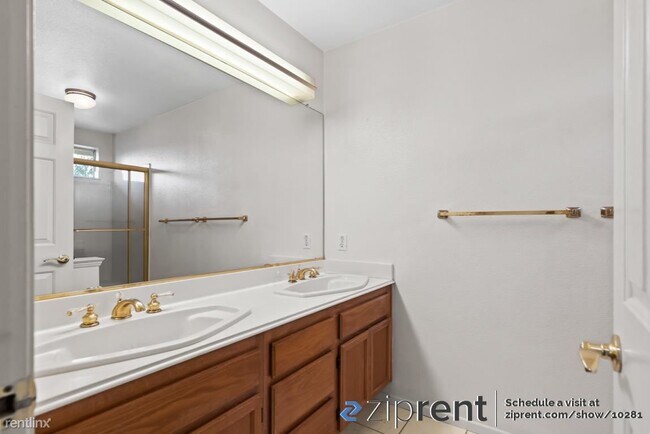 Building Photo - 4 br, 3 bath Townhome - 224 Meadowhaven Wa...