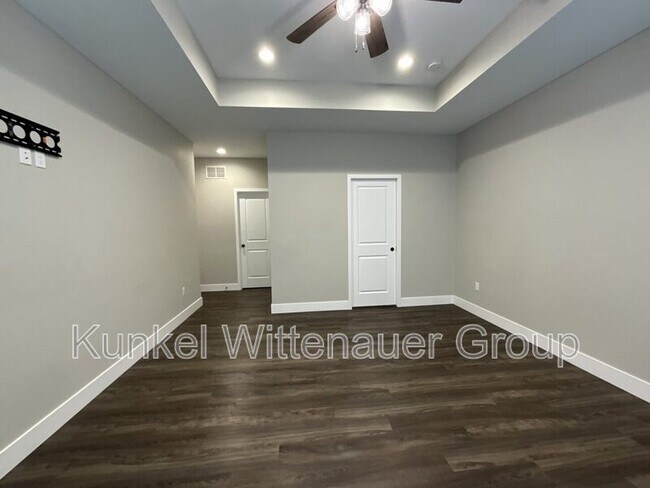 Building Photo - 1212 Hickory Point Dr