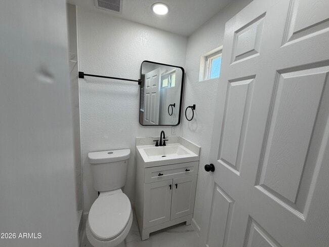 Building Photo - 615 E Oak St