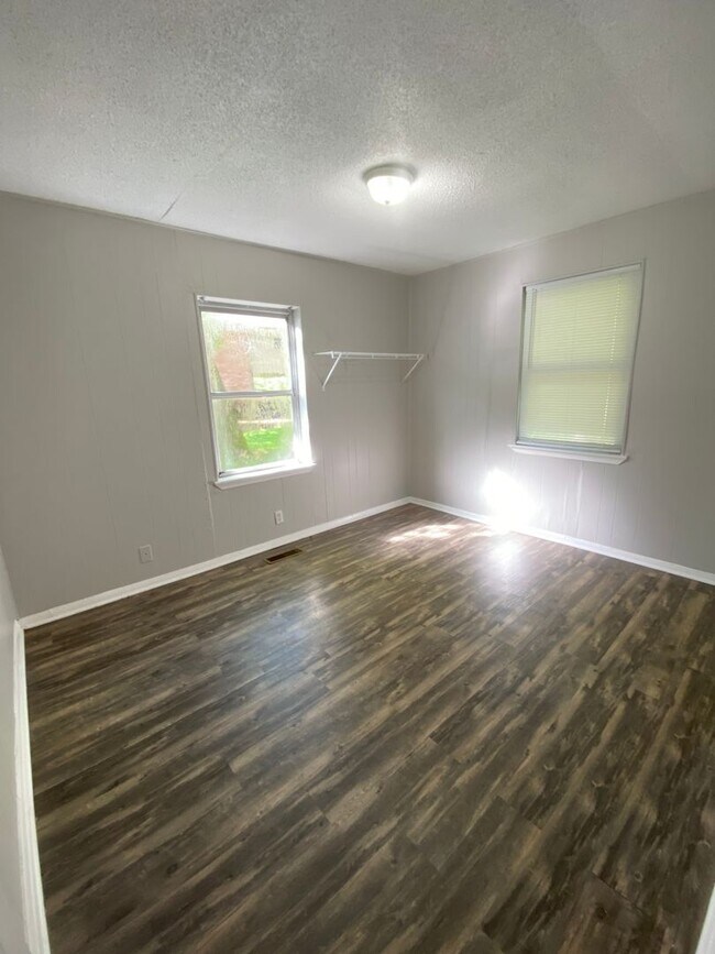 Building Photo - 3 Bedroom 1 Bathroom House