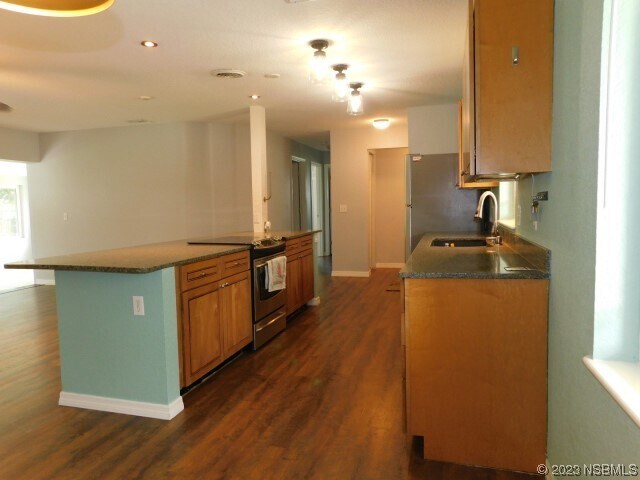 Building Photo - 1709 Umbrella Tree Dr