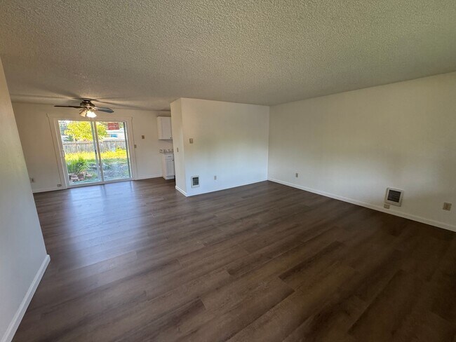 Building Photo - 3 Bedroom House in Waldport!