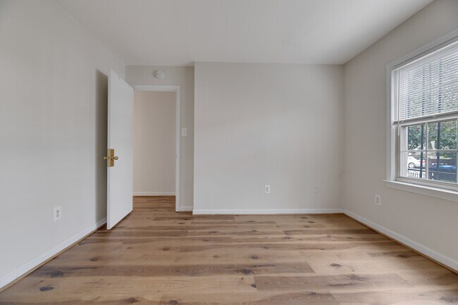 Building Photo - Charming Capitol Hill 1/1 apartment