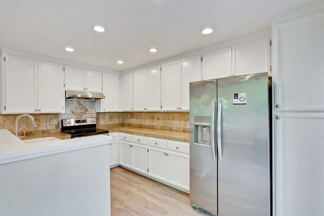 Building Photo - Large, Bright Sunnyvale Townhome near Border of Mountain View