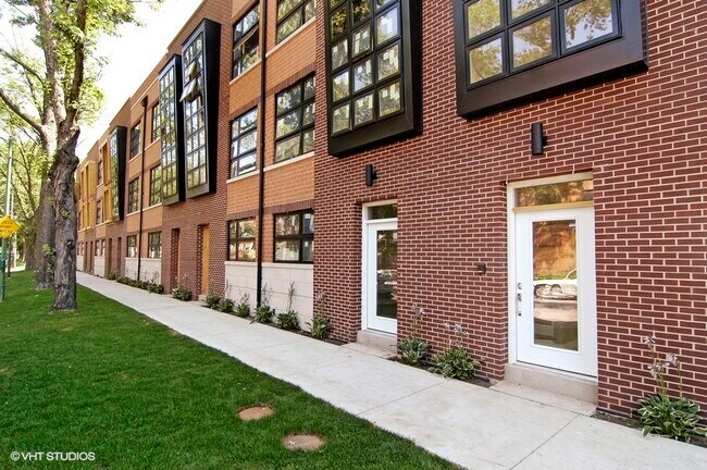 Primary Photo - 7209 N Oakley Ave