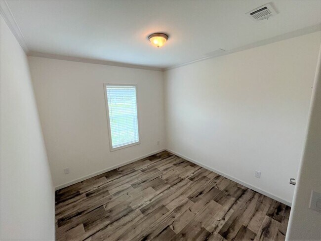 Building Photo - 5680 Woodford St