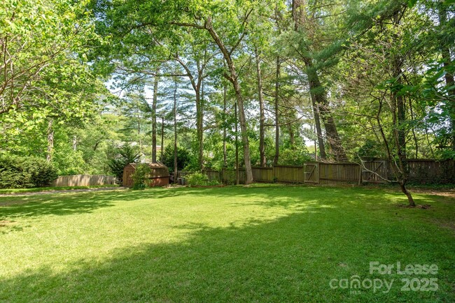 Building Photo - 10 S Oak Forest Dr