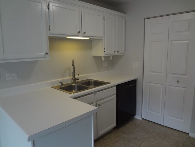 Building Photo - 220 Brett Cir