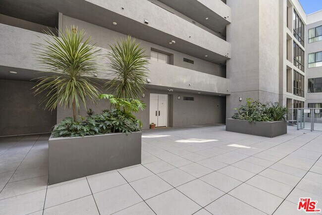 Building Photo - 12115 San Vicente Blvd