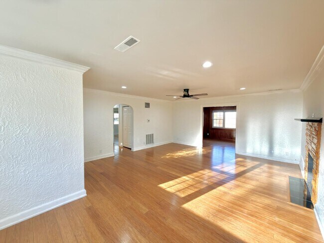 Building Photo - 1216 Eastwood Ave