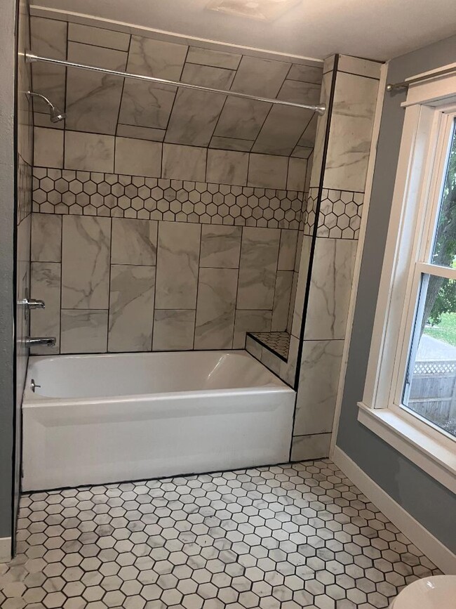 Building Photo - 327 Elm Ave