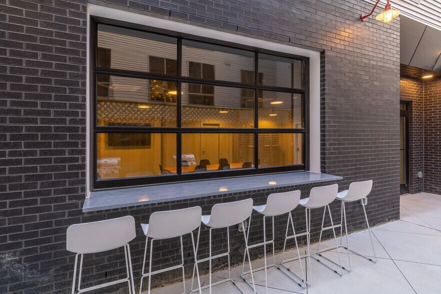 Building Photo - 629 W Girard Ave