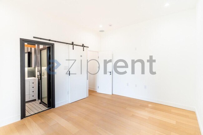 Building Photo - Unit