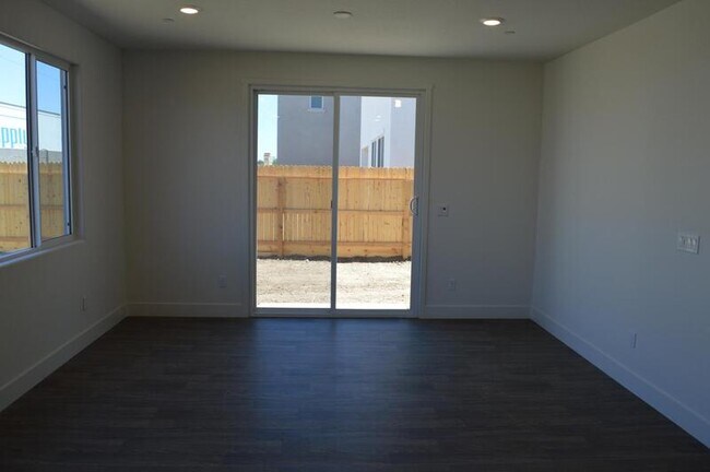 Building Photo - 2465 Pineda Dr