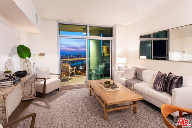 Building Photo - 13700 Marina Pointe Dr