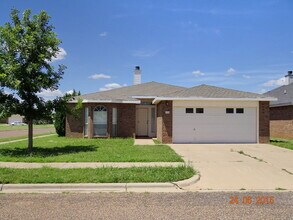 Building Photo - Updated House Located West of Loop 289 & Nearby Take Out!
