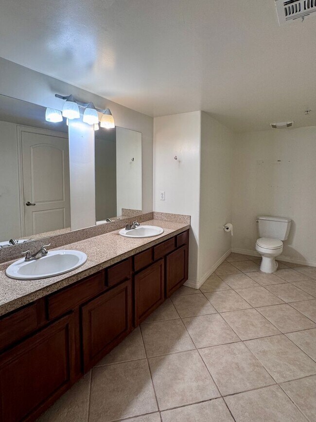 Building Photo - 3 Bedroom 2 Bath Penthouse condo in Van Nuys