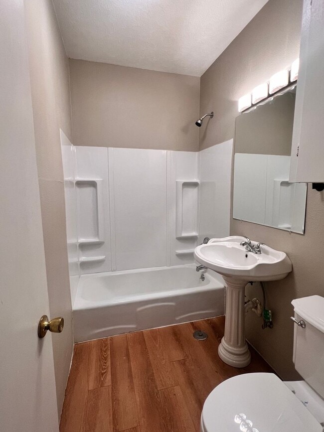 Building Photo - Spacious 3 Bedroom 2 Bath
